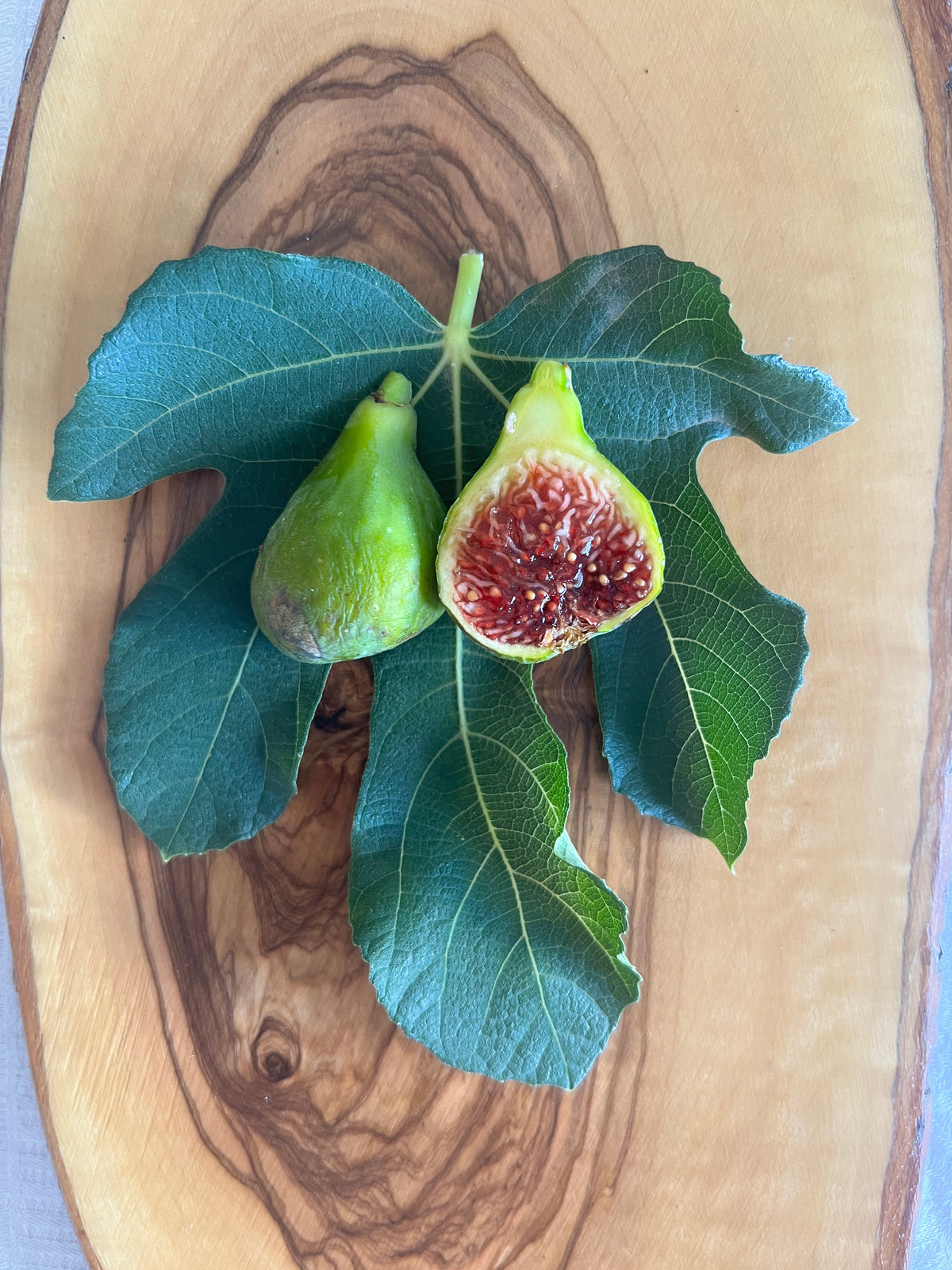 Aufgeschnittene Michurinska Green Feigen mit rotem Fruchtfleisch