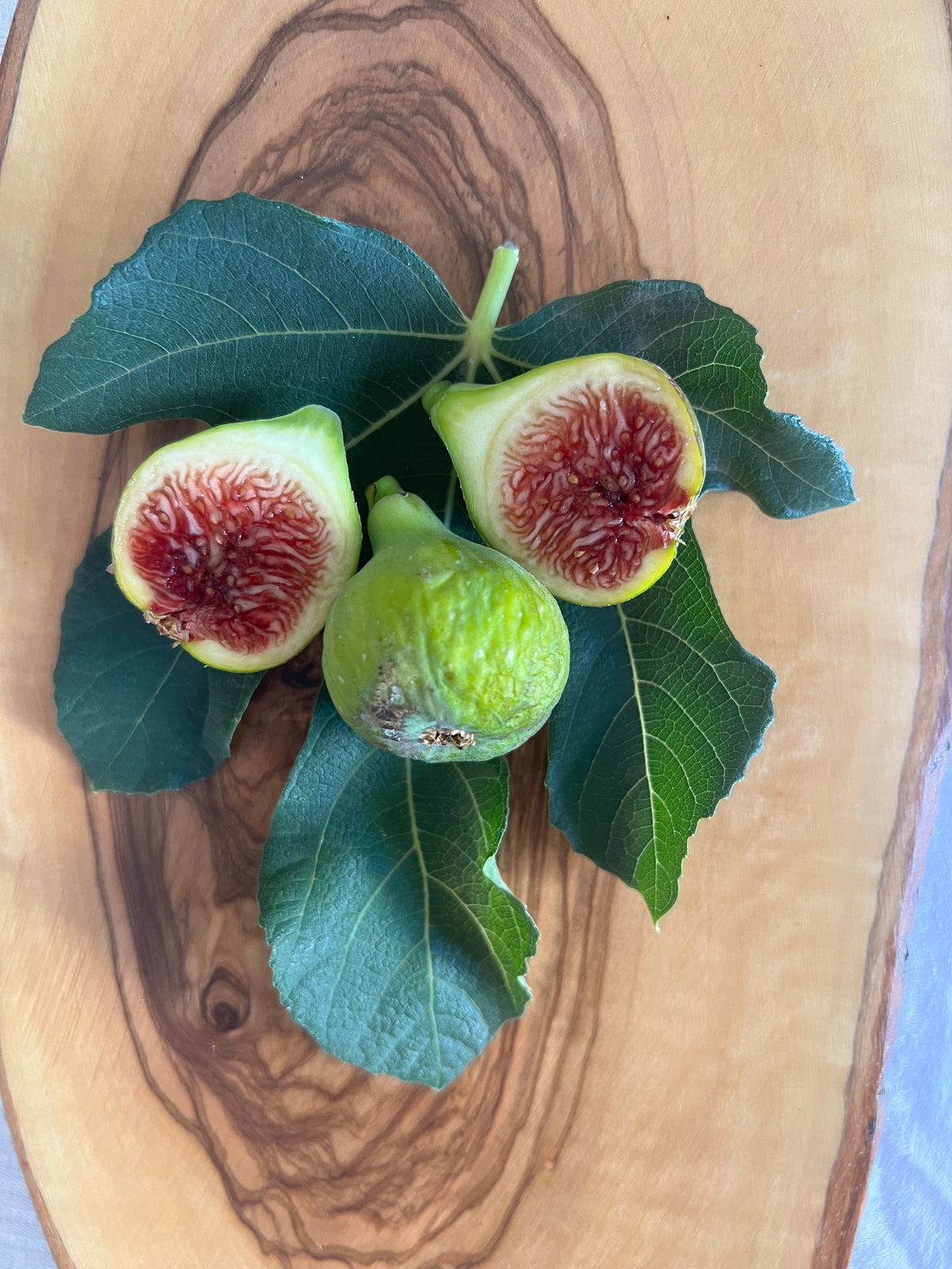 Reife Michurinska Green Feige mit grüner Schale und rotem Fruchtfleisch